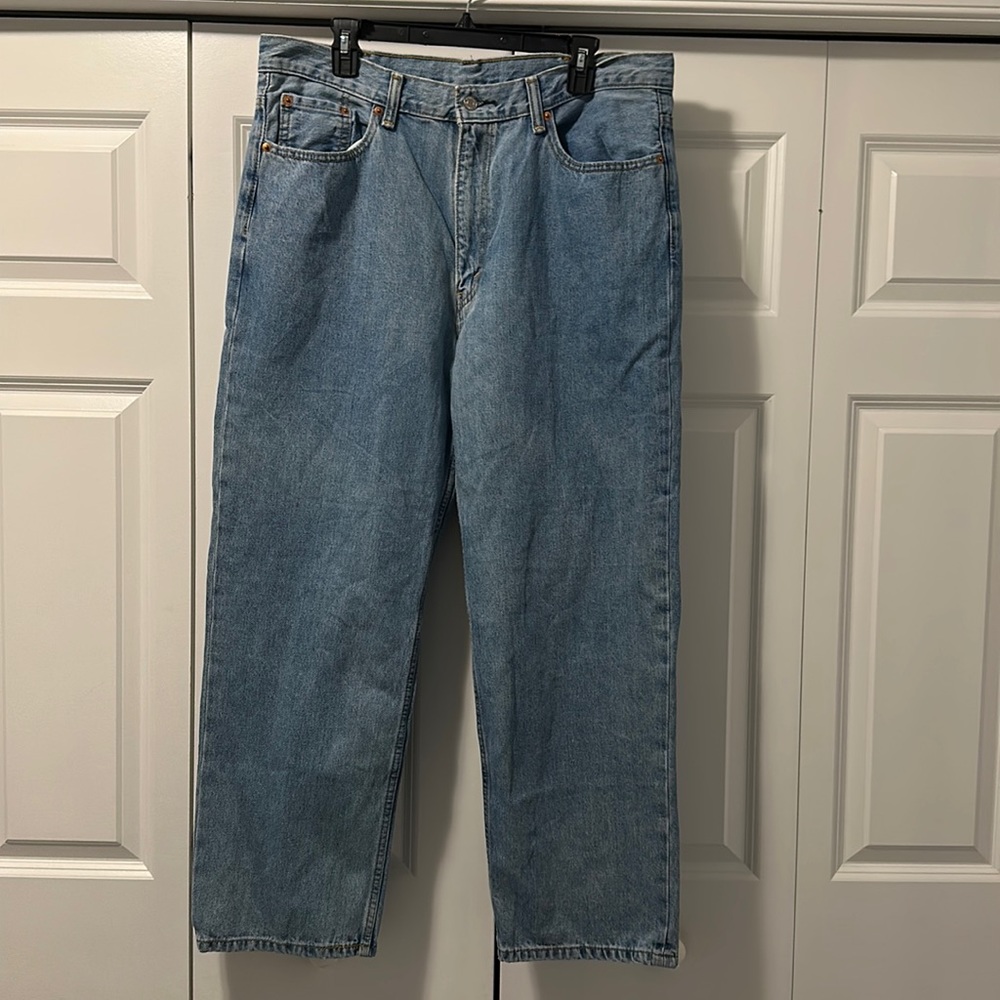 EUC Levi’s 550 relaxed fit tapered jean light stone wash